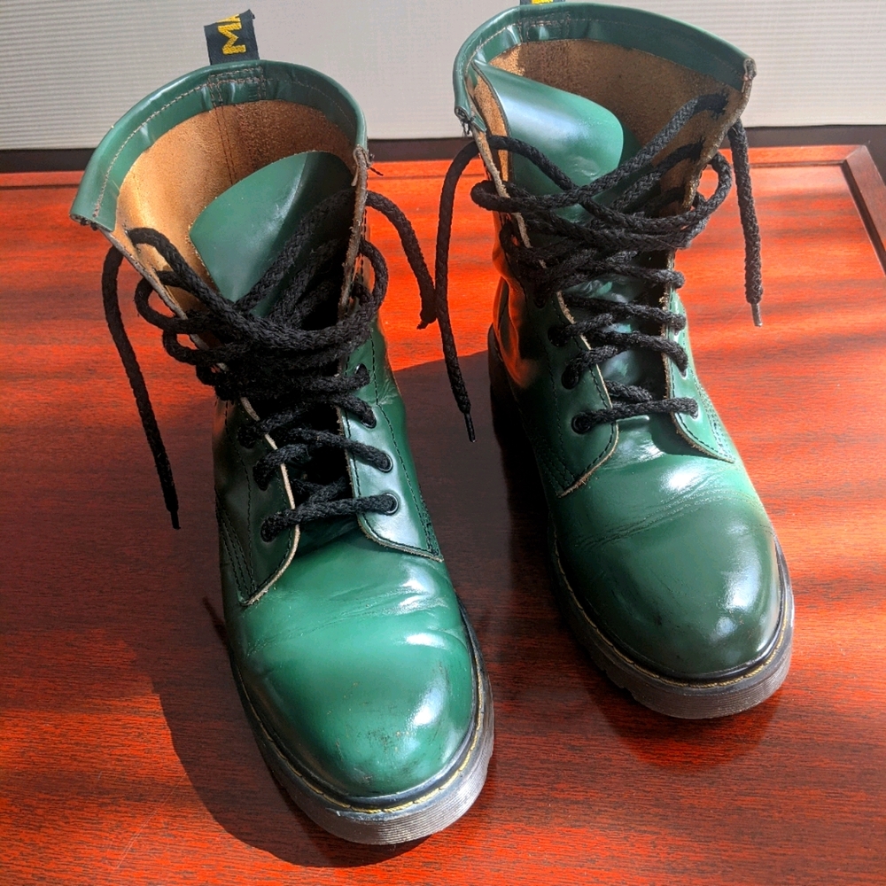 Women's lace up green leather boots size 8